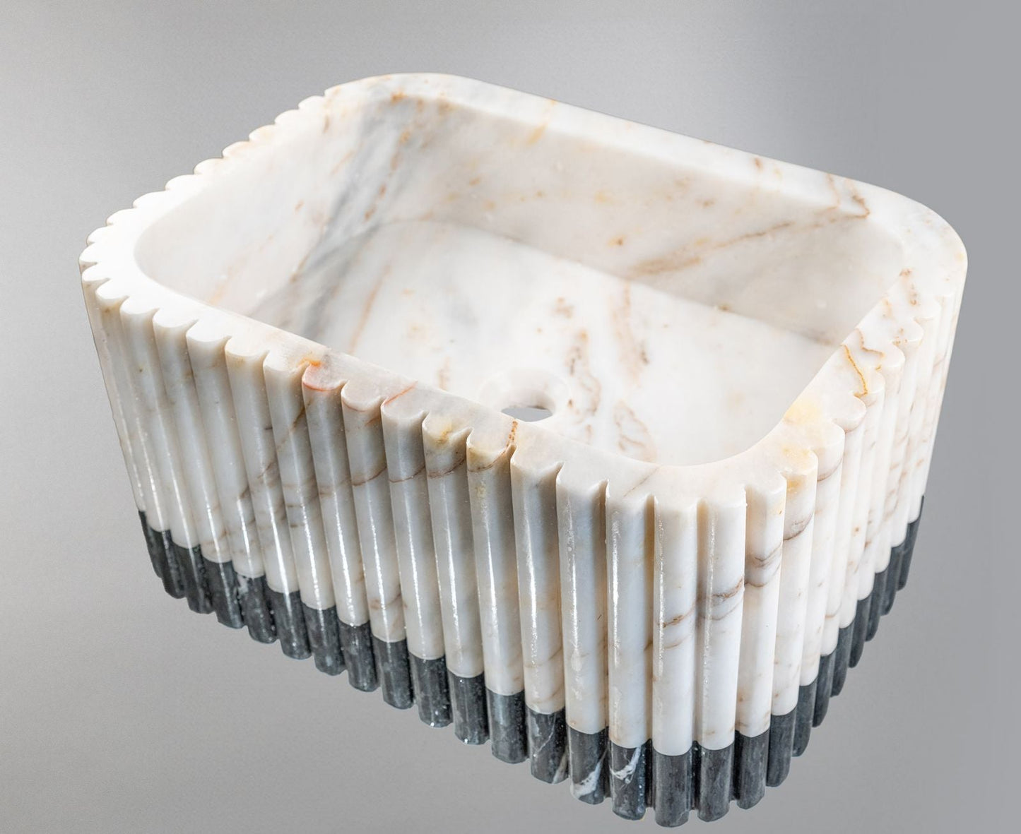 Premium Mermer Traverten Lavabo – Dikey Kanallı Kare Tezgâh Üstü Model