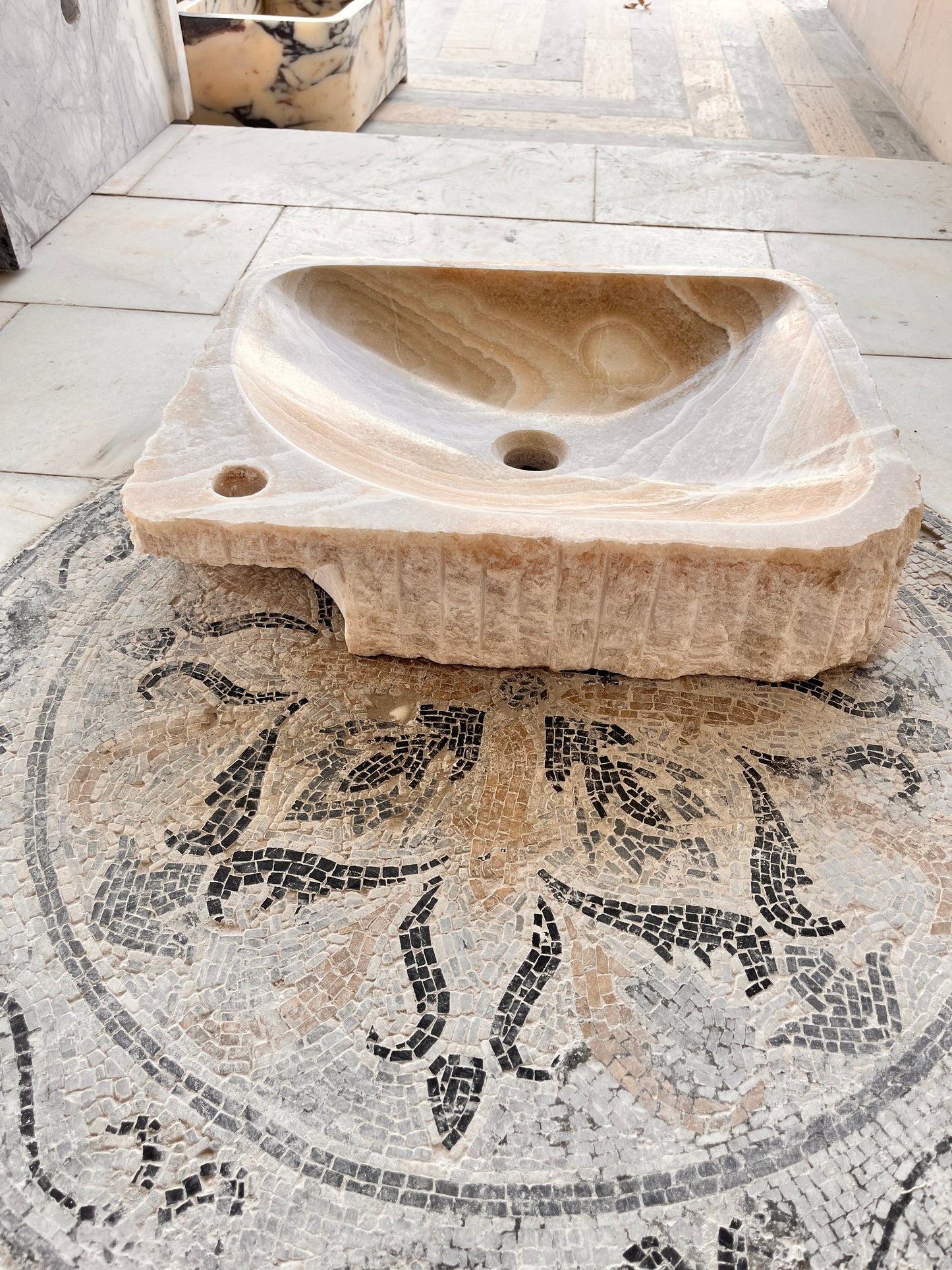 Oniks Doğaltaş Lavabo – El Yapımı Kare Form Tasarım (52×41×10 cm)