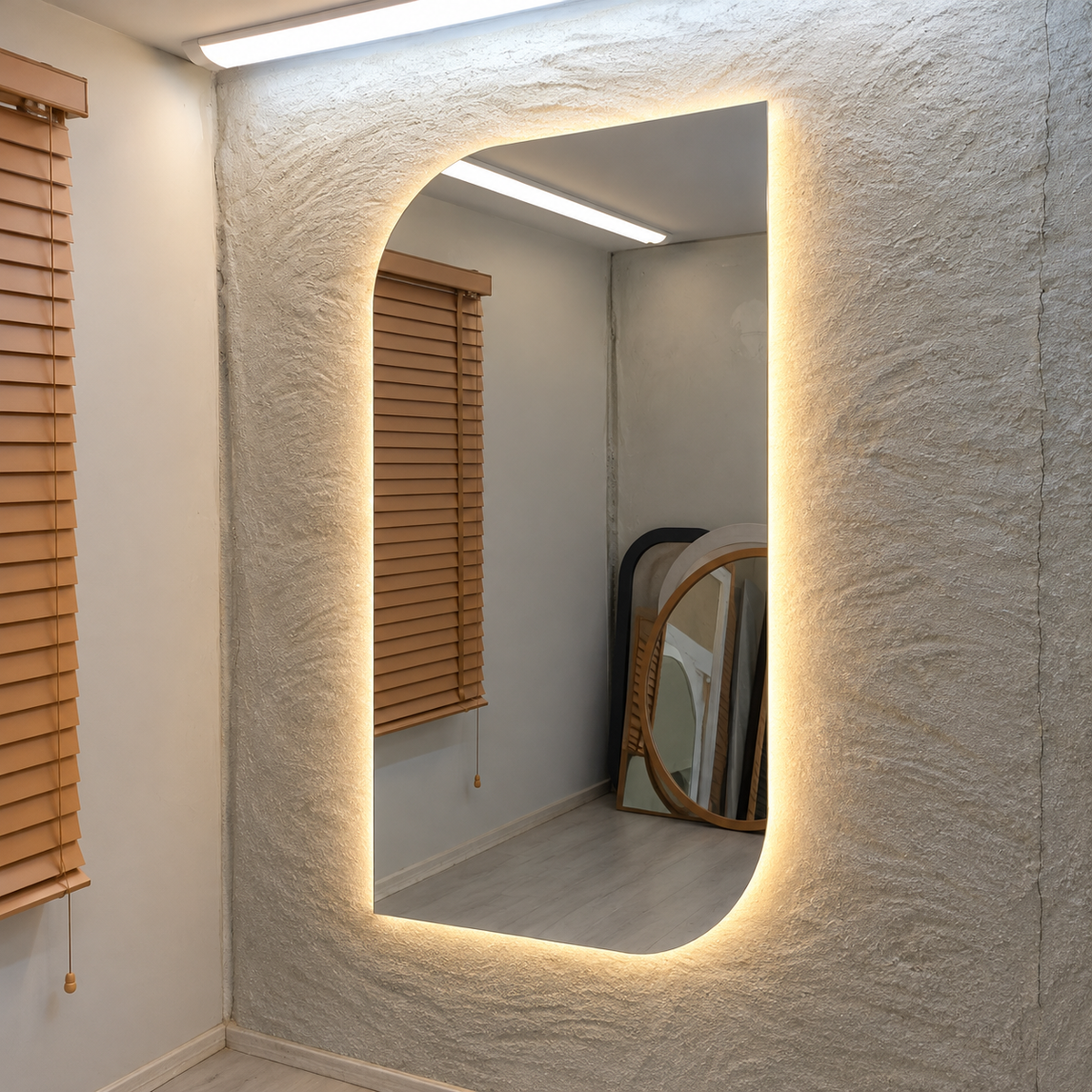 Asimetrik LED Işıklı Boy Aynası – Çerçevesiz Dekoratif Duvar Aynası