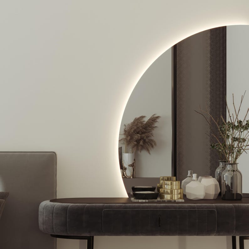 Yarım Ay LED Ayna – Modern Arkadan Aydınlatmalı Banyo Aynası, Şık Dekoratif LED Duvar Aynası
