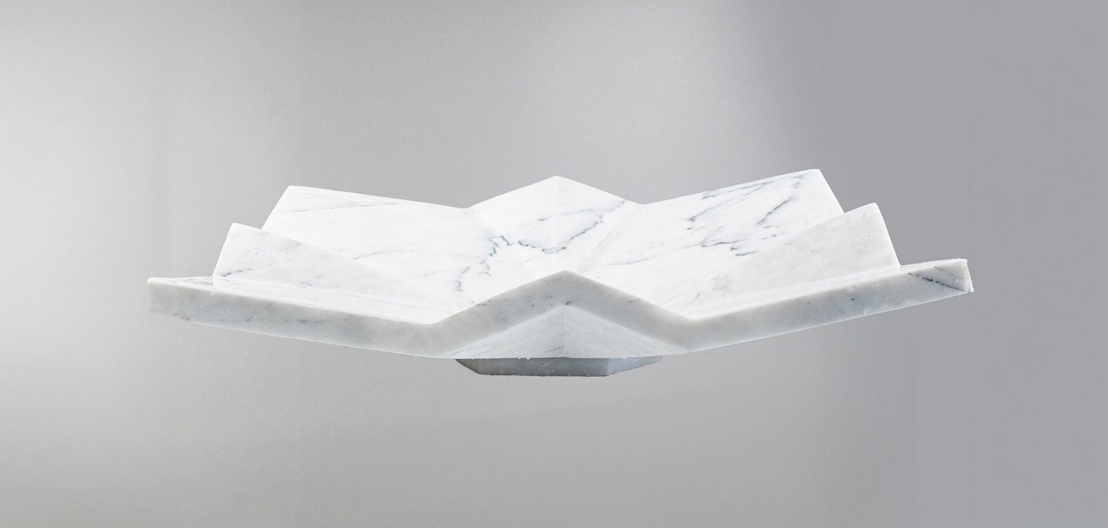 Modern Geometrik Tasarımlı Mermer Lavabo – El Yapımı Doğal Taş Tezgâh Üstü Banyo Lavabosu (L 55 × W 45 × H 14 cm)