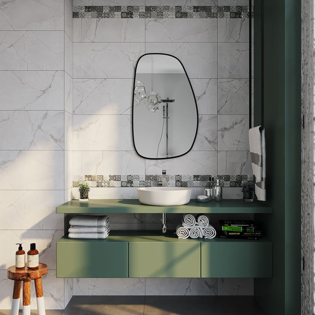 Modern Organik Form Banyo Aynası – Çerçeveli Asimetrik Duvar Aynası | Minimalist Şık Dekor Ayna