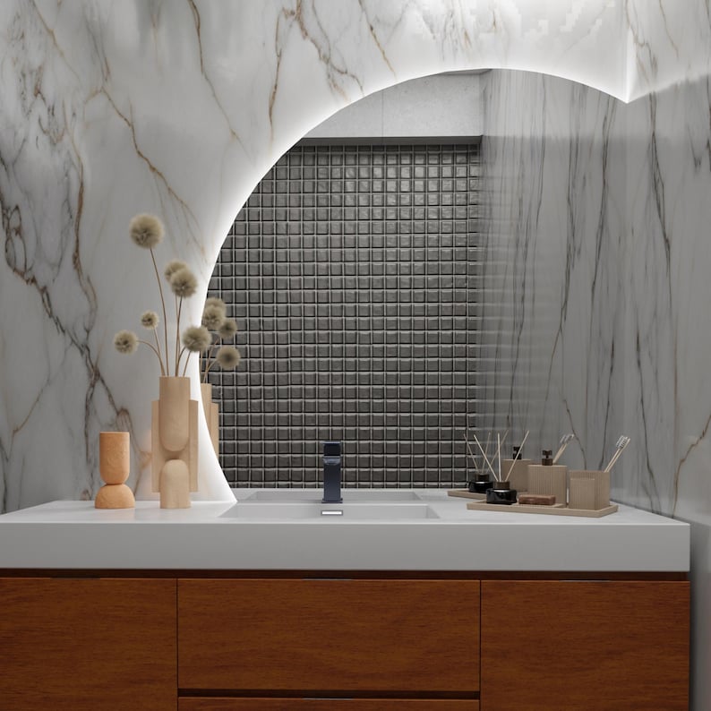 LED Işıklı Yarım Ay Banyo Aynası – Modern Mermer Duvar Dekoru, Arkadan Aydınlatmalı Dekoratif Ayna