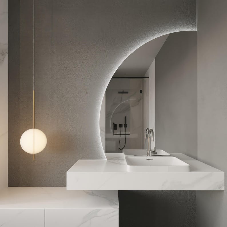 Yarım Ay LED Ayna – Modern Arkadan Aydınlatmalı Banyo Aynası, Şık Dekoratif LED Duvar Aynası