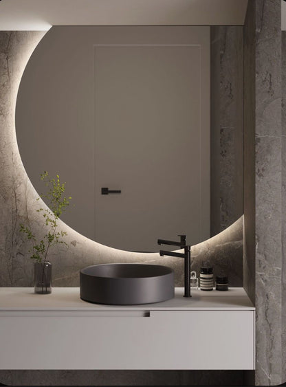 LED Aydınlatmalı Kavisli Ayna – Modern Dekoratif Banyo ve Duvar Aynası