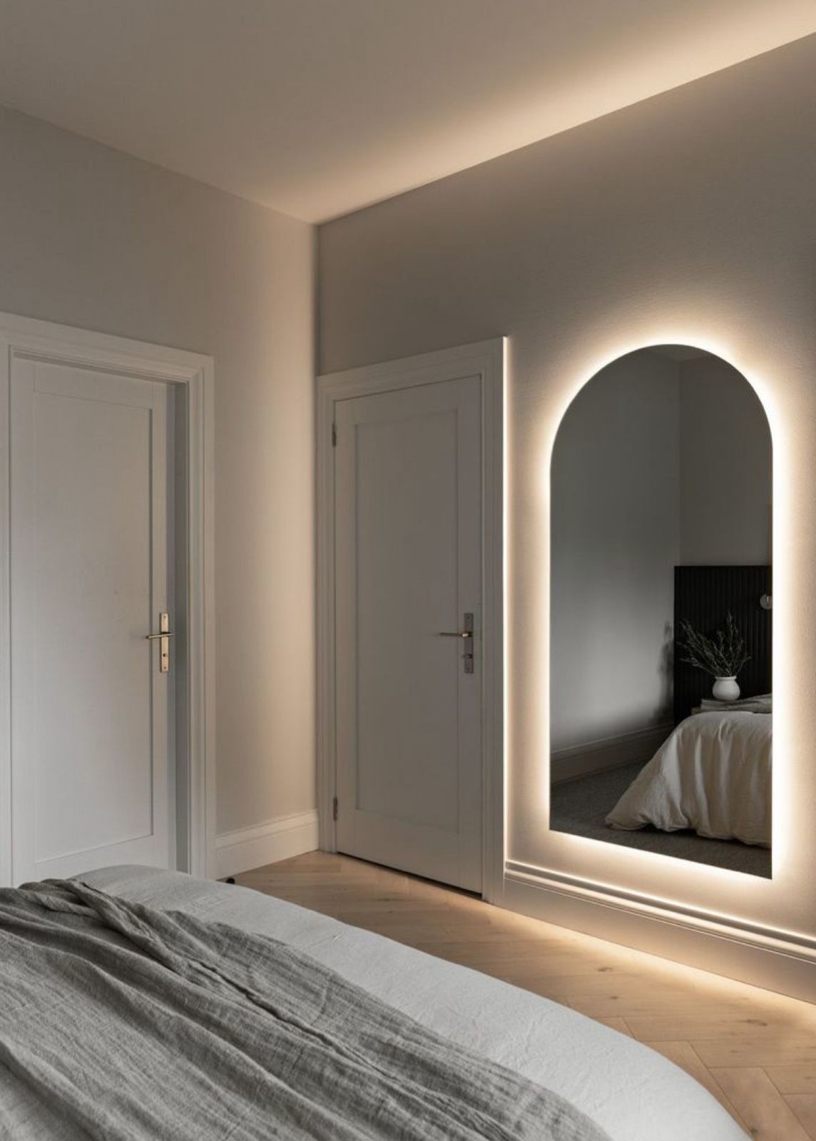 Modern LED Işıklı Kemer Banyo Aynası – Arkadan Aydınlatmalı Arch Ayna, Minimalist ve Şık Banyo Dekoru