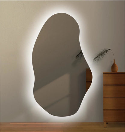 Asimetrik LED Banyo Aynası – Modern Dekoratif Işıklı Ayna, Organik Tasarım Arkadan Aydınlatmalı Ayna