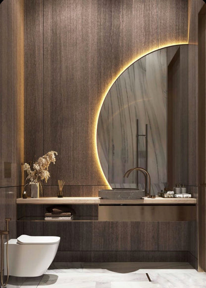 Yarım Ay LED Ayna – Modern Arkadan Aydınlatmalı Banyo Aynası, Şık Dekoratif LED Duvar Aynası