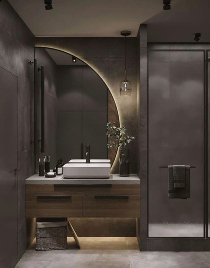 Yarım Ay LED Ayna – Modern Arkadan Aydınlatmalı Banyo Aynası, Şık Dekoratif LED Duvar Aynası