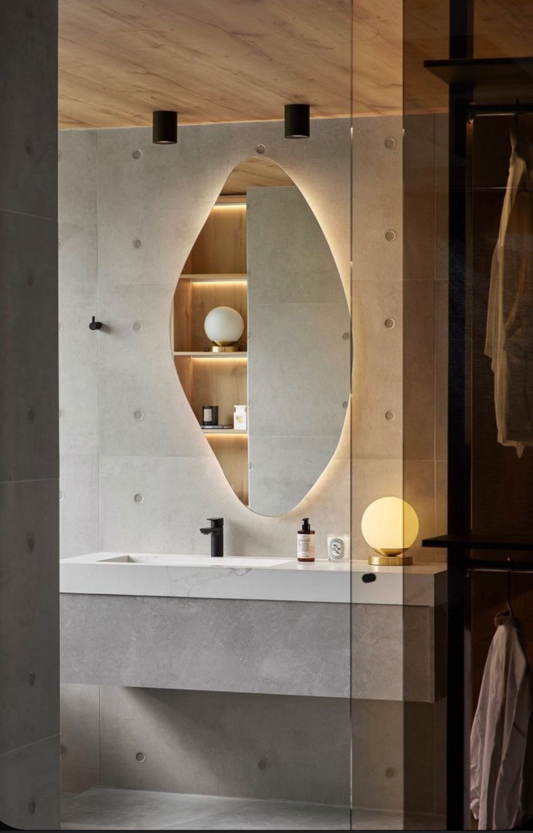 Modern Organik LED Banyo Aynası – Asimetrik Dekoratif Işıklı Ayna, Duvara Monte Tasarım