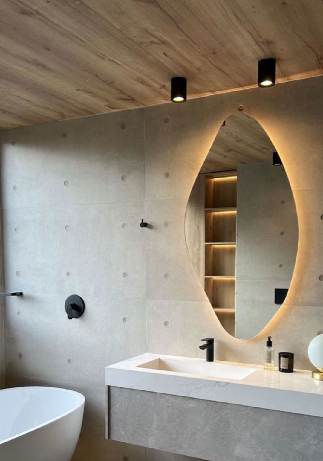 Modern Organik LED Banyo Aynası – Asimetrik Dekoratif Işıklı Ayna, Duvara Monte Tasarım