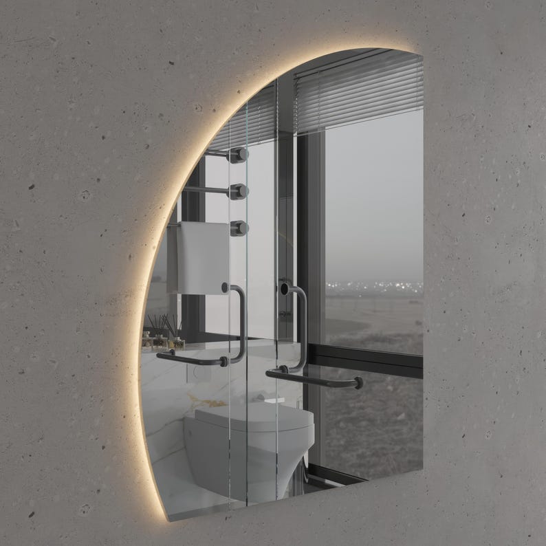 Yarım Ay LED Ayna – Modern Arkadan Aydınlatmalı Banyo Aynası, Şık Dekoratif LED Duvar Aynası