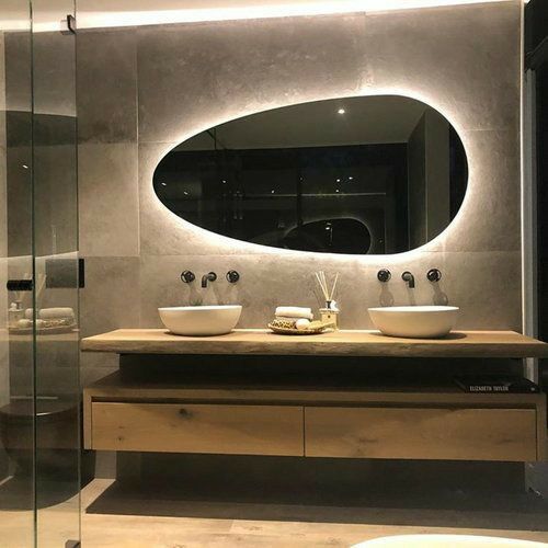 Organik Şekilli LED Banyo Aynası – Modern Arkadan Aydınlatmalı Işıklı Ayna, Minimalist Tasarım