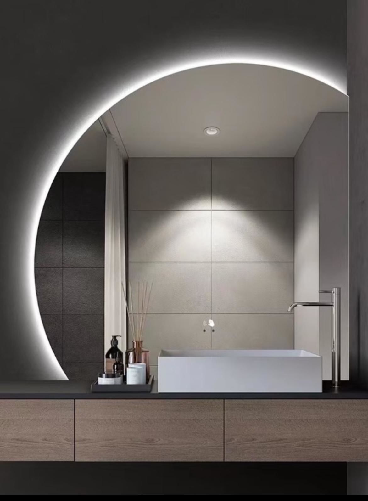 LED Işıklı Yarım Ay Banyo Aynası – Modern Mermer Duvar Dekoru, Arkadan Aydınlatmalı Dekoratif Ayna