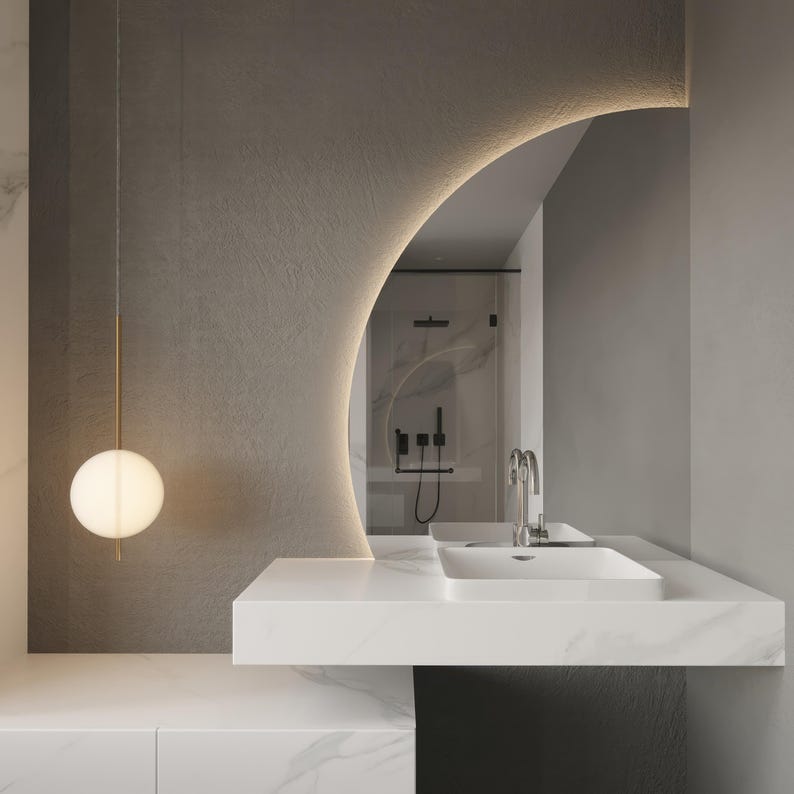 Yarım Ay LED Ayna – Modern Arkadan Aydınlatmalı Banyo Aynası, Şık Dekoratif LED Duvar Aynası