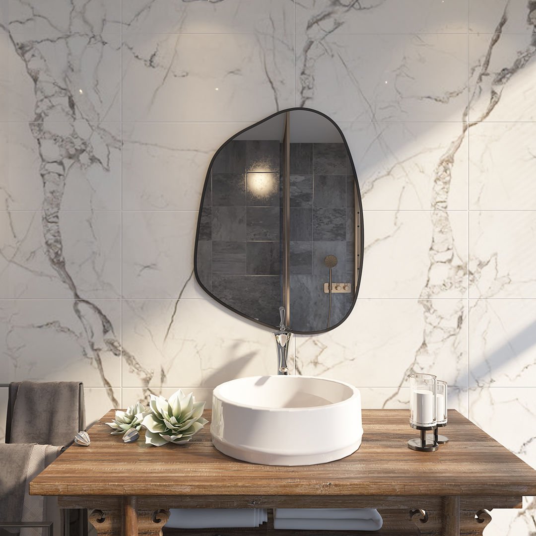 Modern Asimetrik Banyo Aynası – Çerçeveli Organik Şekilli Duvar Aynası
