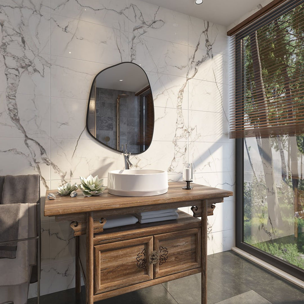 Modern Asimetrik Banyo Aynası – Çerçeveli Organik Şekilli Duvar Aynası