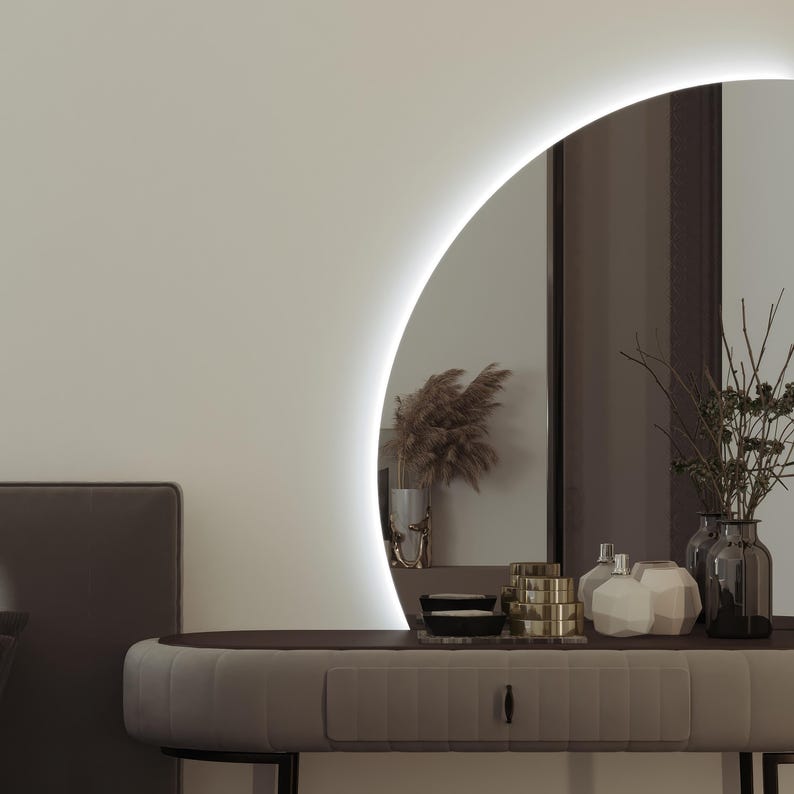 Yarım Ay LED Ayna – Modern Arkadan Aydınlatmalı Banyo Aynası, Şık Dekoratif LED Duvar Aynası