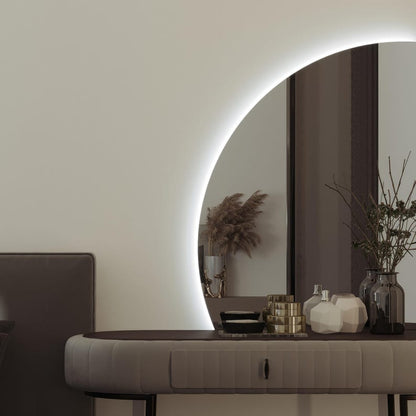 Yarım Ay LED Ayna – Modern Arkadan Aydınlatmalı Banyo Aynası, Şık Dekoratif LED Duvar Aynası