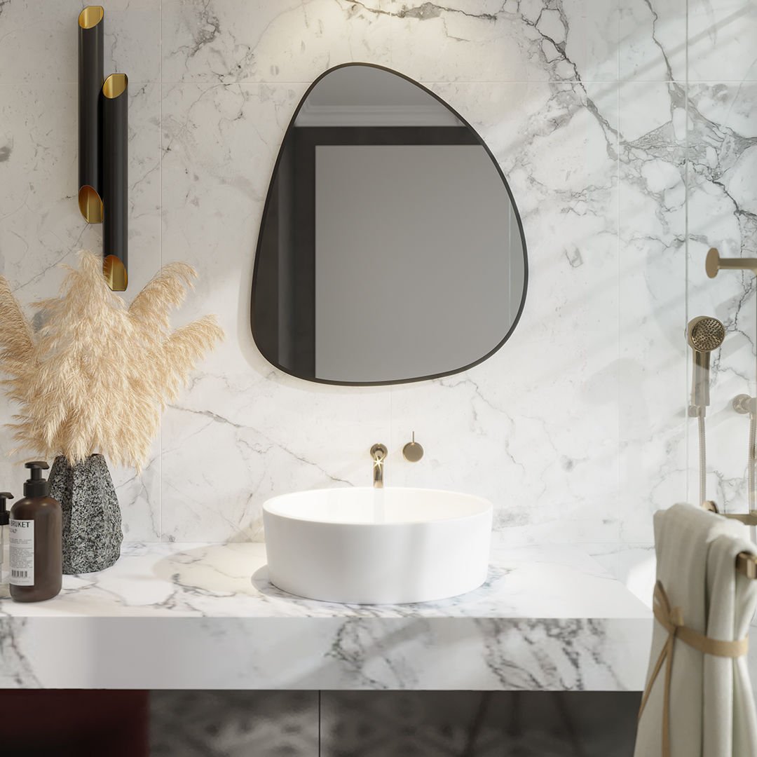 Modern Asimetrik Banyo Aynası – Çerçeveli Organik Form Dekoratif Duvar Aynası