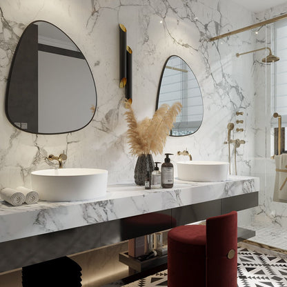 Modern Asimetrik Banyo Aynası – Çerçeveli Organik Form Dekoratif Duvar Aynası