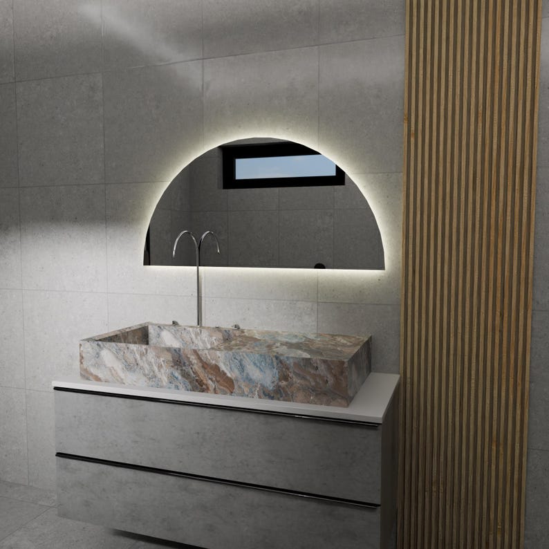 Yarım Daire LED Banyo Aynası – Modern Işıklı Ayna, Arkadan Aydınlatmalı Tasarım, Şık Banyo Dekoru
