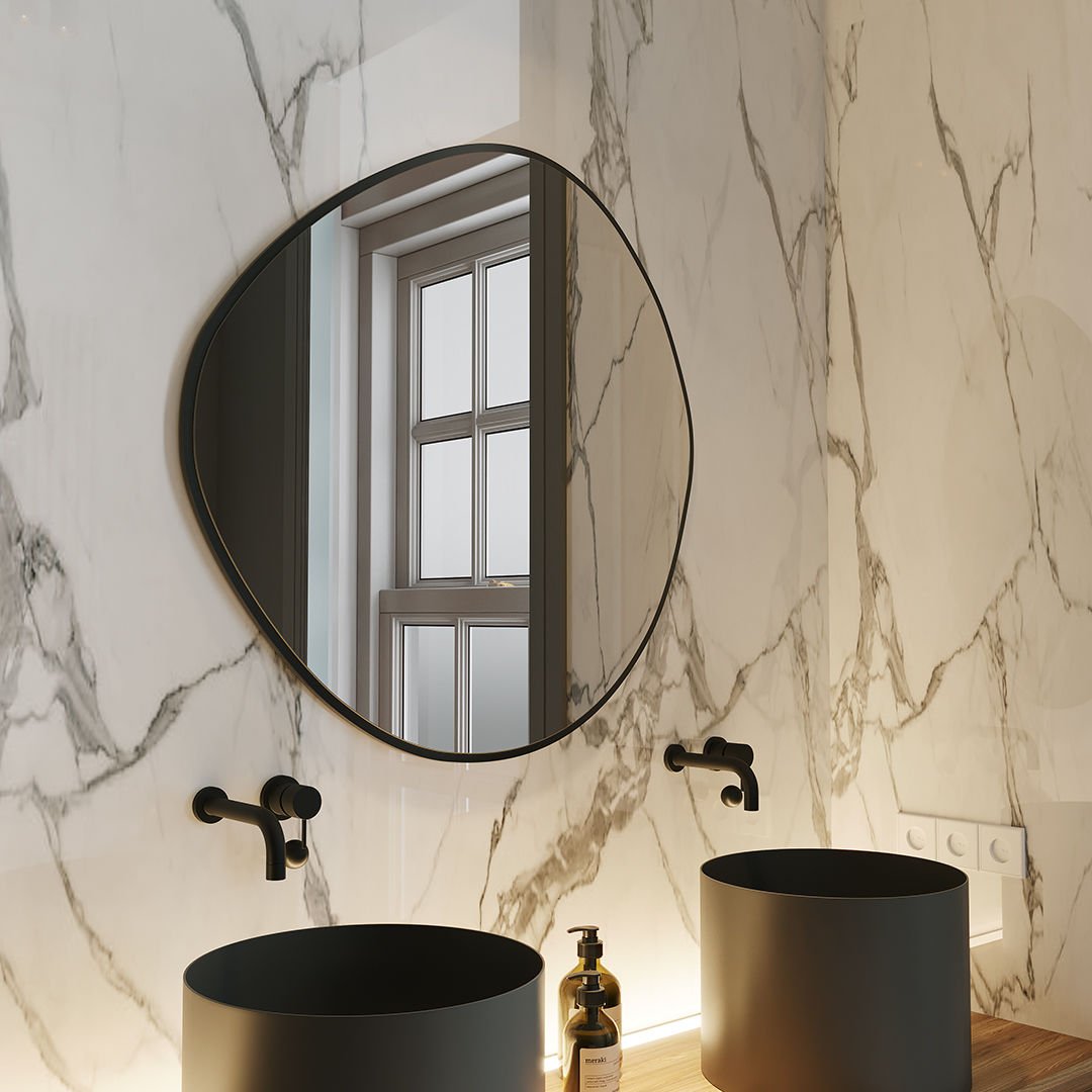 Modern Organik Form Banyo Aynası – Çerçeveli Asimetrik Ayna, Tasarım Duvar Aynası, Mermer Banyo İçin Şık Dekoratif Ayna
