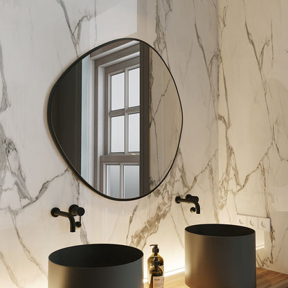 Modern Organik Form Banyo Aynası – Çerçeveli Asimetrik Ayna, Tasarım Duvar Aynası, Mermer Banyo İçin Şık Dekoratif Ayna