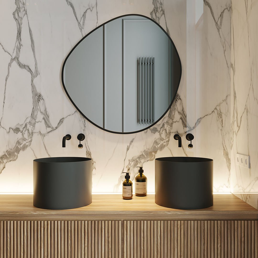 Modern Organik Form Banyo Aynası – Çerçeveli Asimetrik Ayna, Tasarım Duvar Aynası, Mermer Banyo İçin Şık Dekoratif Ayna