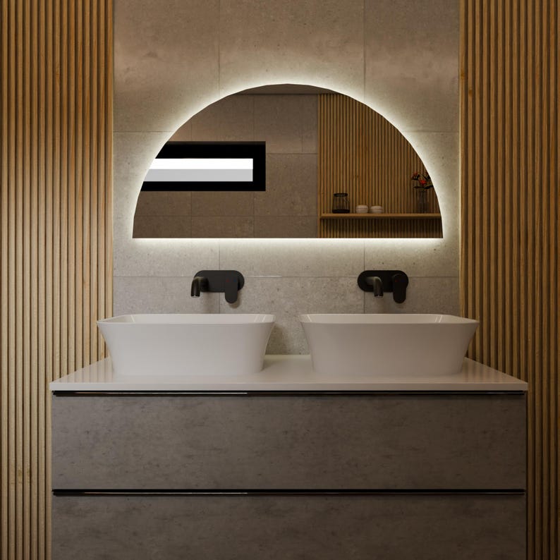 Yarım Daire LED Banyo Aynası – Modern Işıklı Ayna, Arkadan Aydınlatmalı Tasarım, Şık Banyo Dekoru