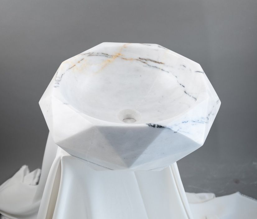 Beyaz Carrara Mermer Sekizgen Tasarım Lavabo – El Oyması Modern Mermer Banyo Lavabosu (42×42×14 cm)