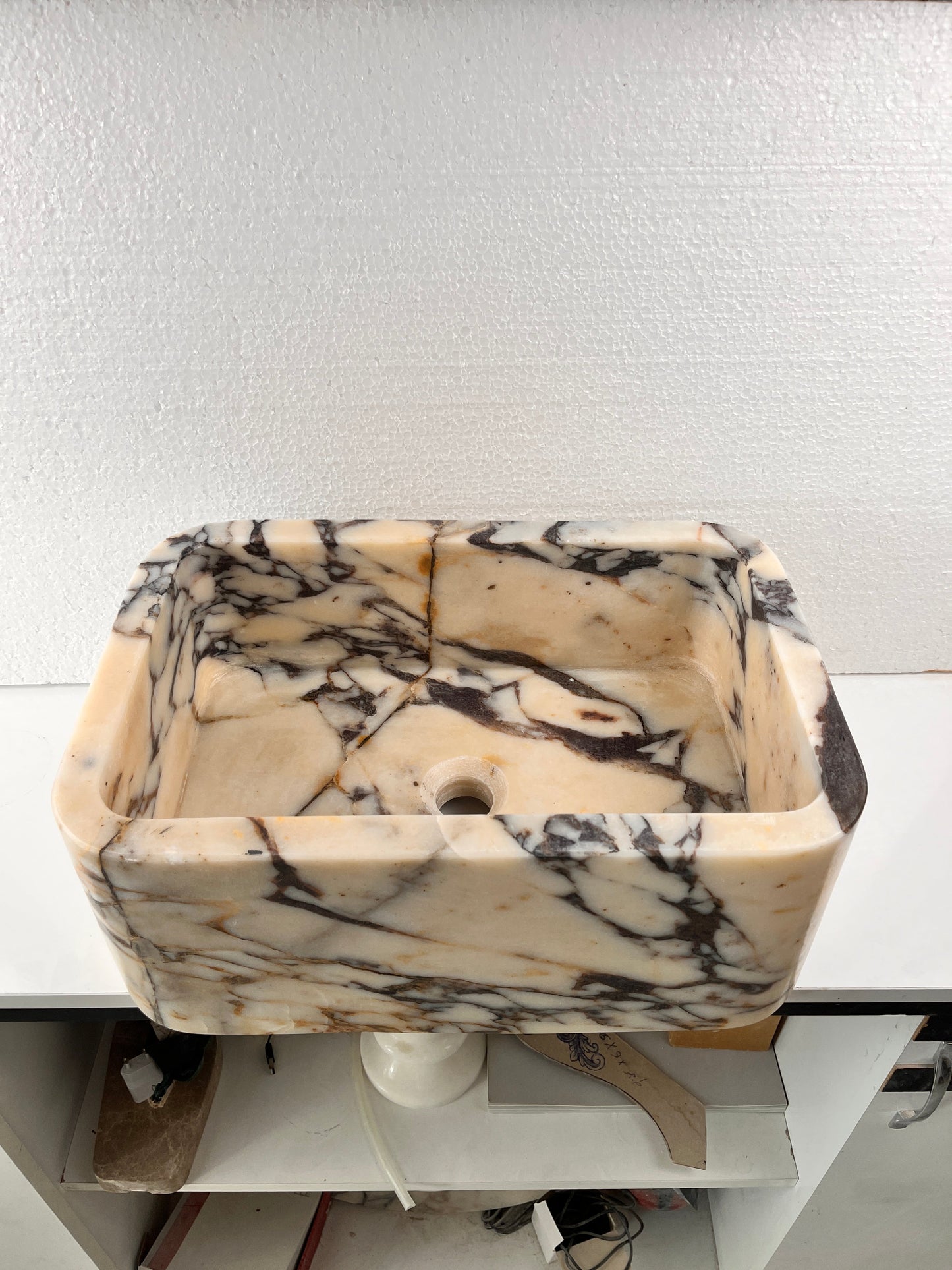 Calacatta Viola Mermer Lavabo – El Yapımı Dikdörtgen Banyo Lavabosu | L45 × W30 × H15 cm