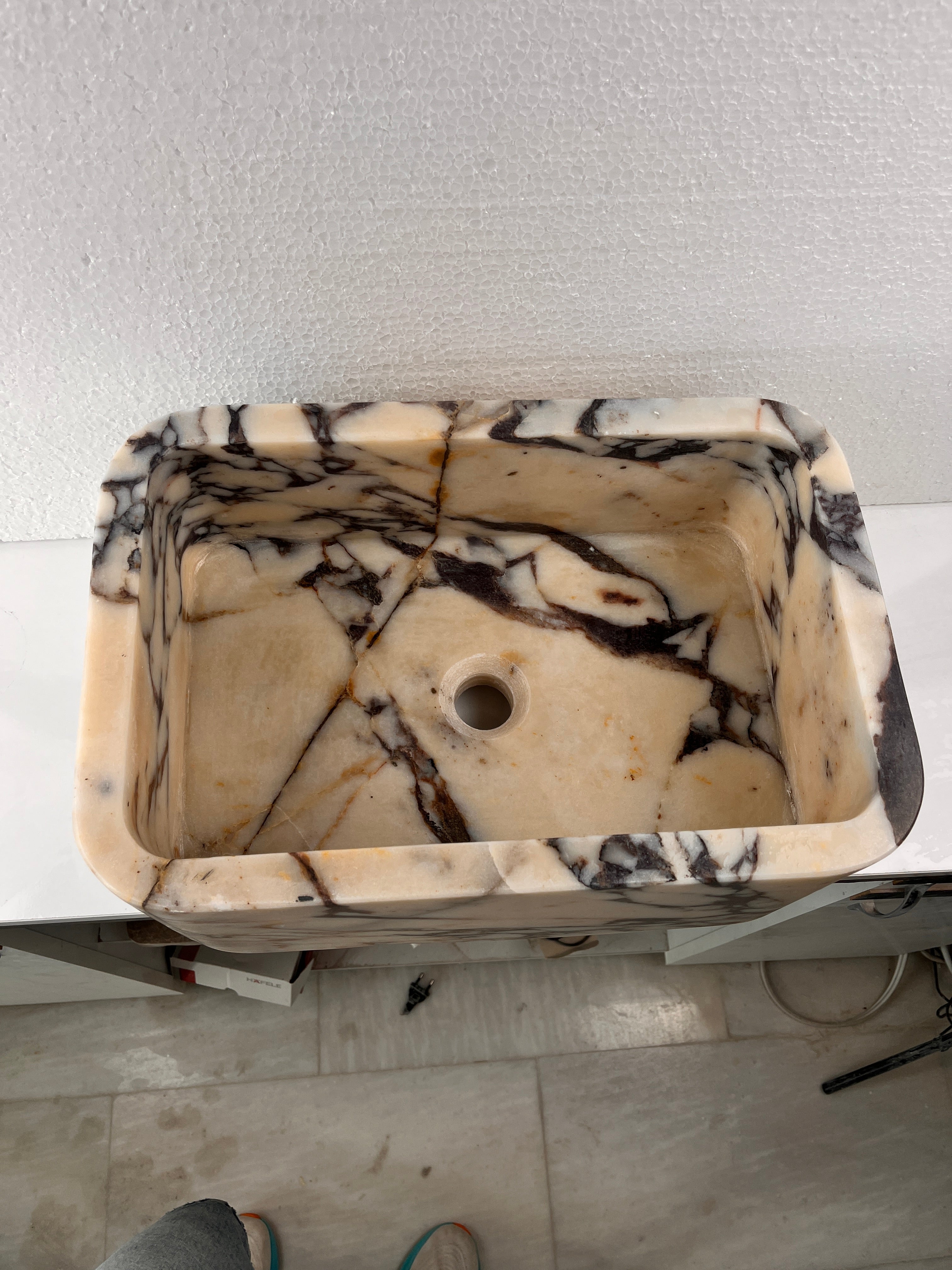 Calacatta Viola Mermer Lavabo – El Yapımı Dikdörtgen Banyo Lavabosu | L45 × W30 × H15 cm