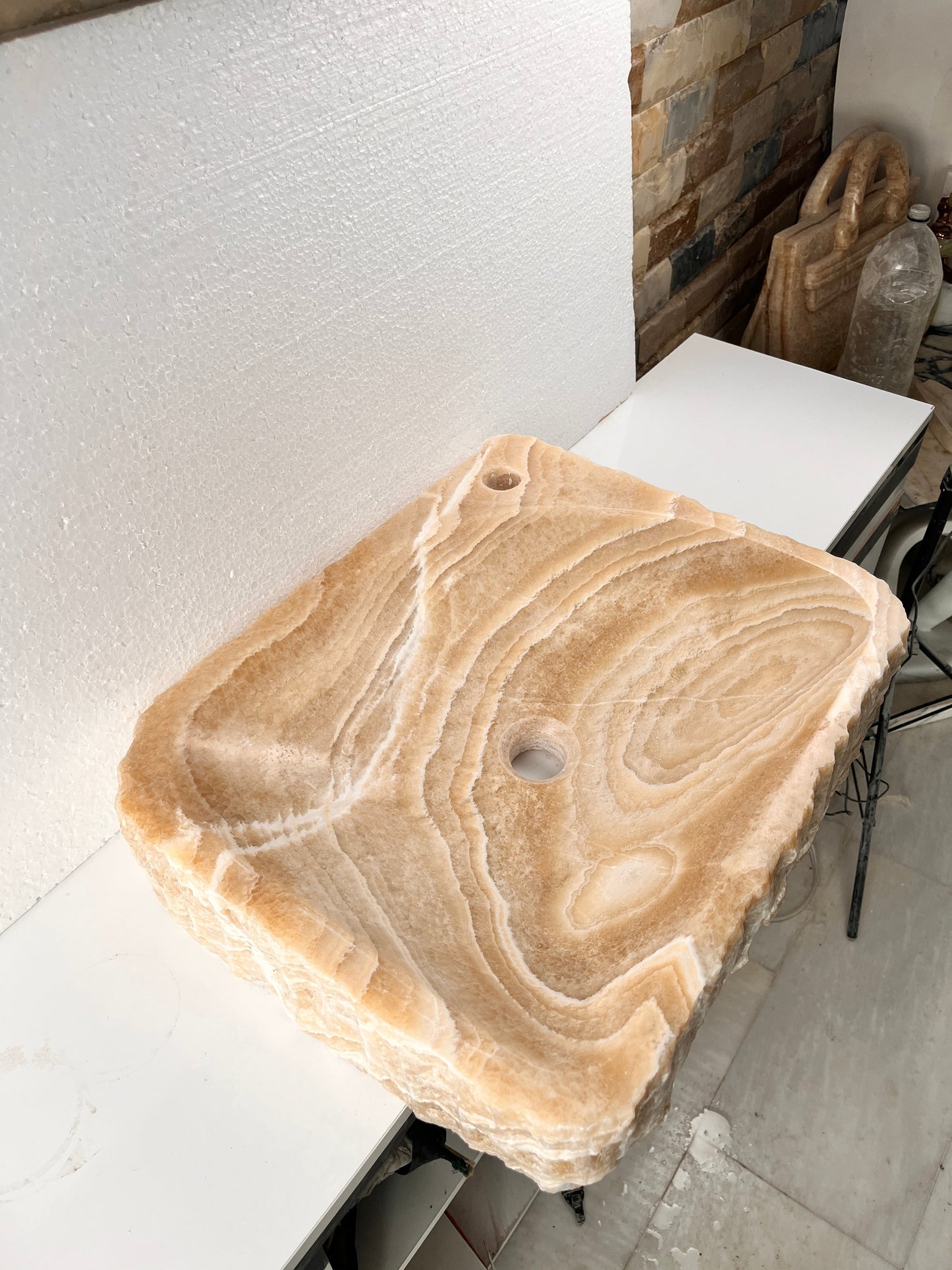 Oniks Doğaltaş Lavabo – El Yapımı Kare Form Tasarım (52×41×10 cm)