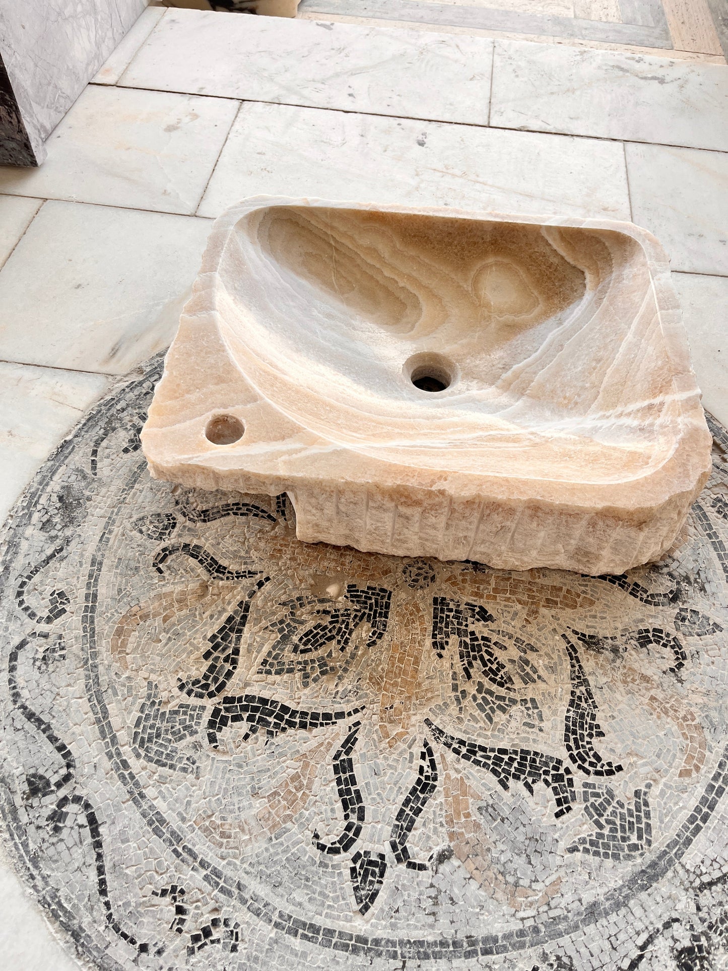 Oniks Doğaltaş Lavabo – El Yapımı Kare Form Tasarım (52×41×10 cm)