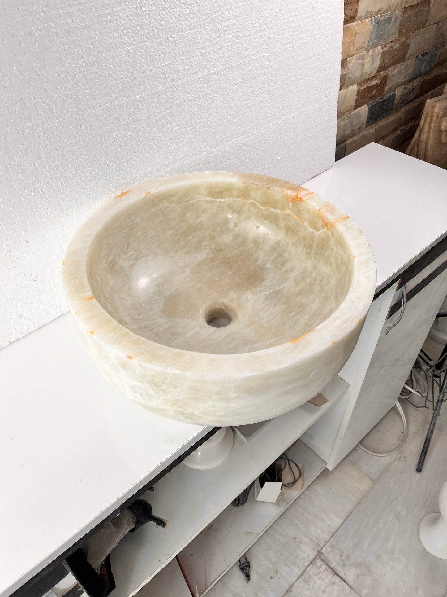 Oniks Mermer Yuvarlak Lavabo – Doğal Taş El Yapımı Oniks Banyo Lavabosu (40×40×15 cm)