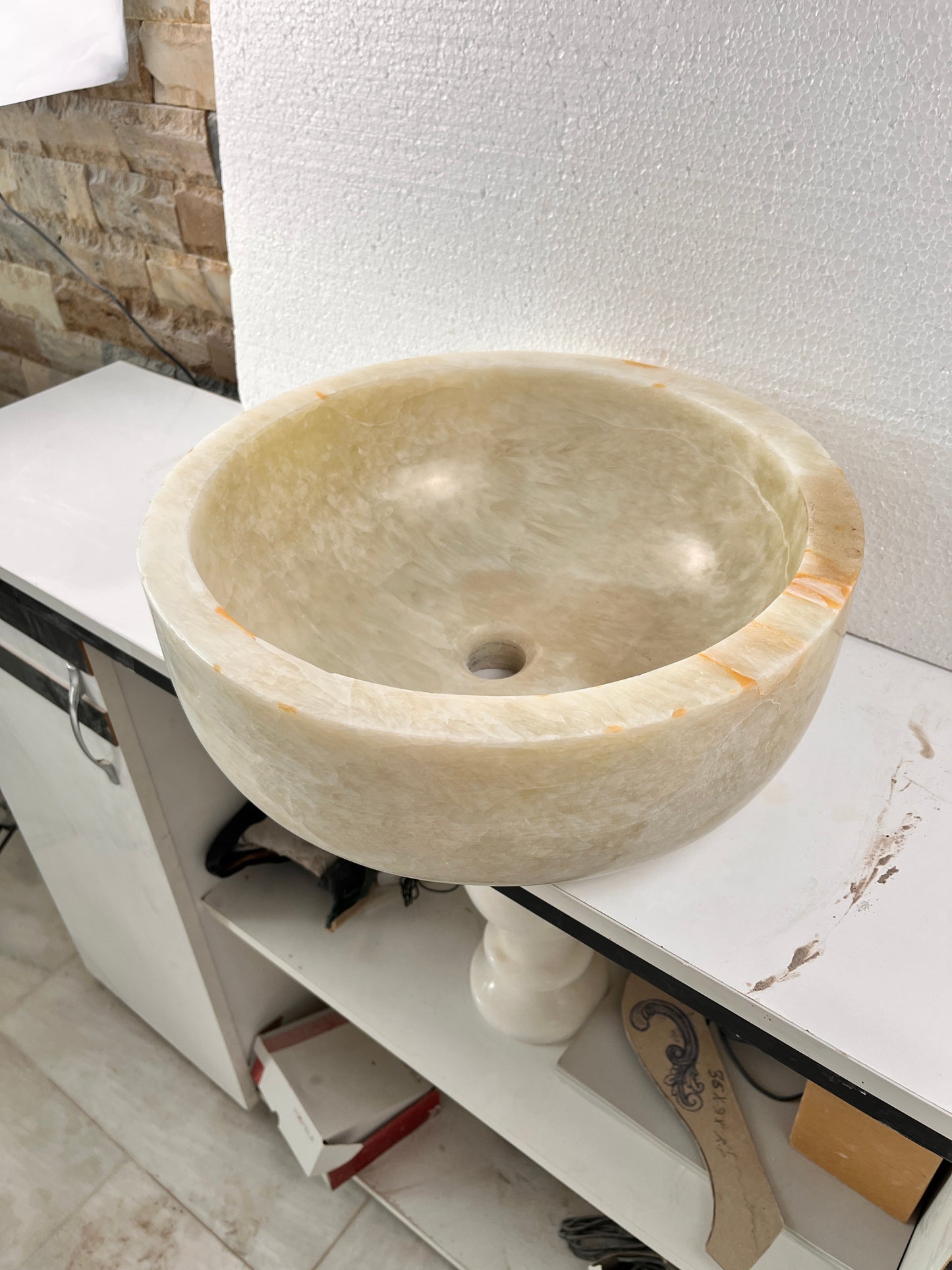 Oniks Mermer Yuvarlak Lavabo – Doğal Taş El Yapımı Oniks Banyo Lavabosu (40×40×15 cm)