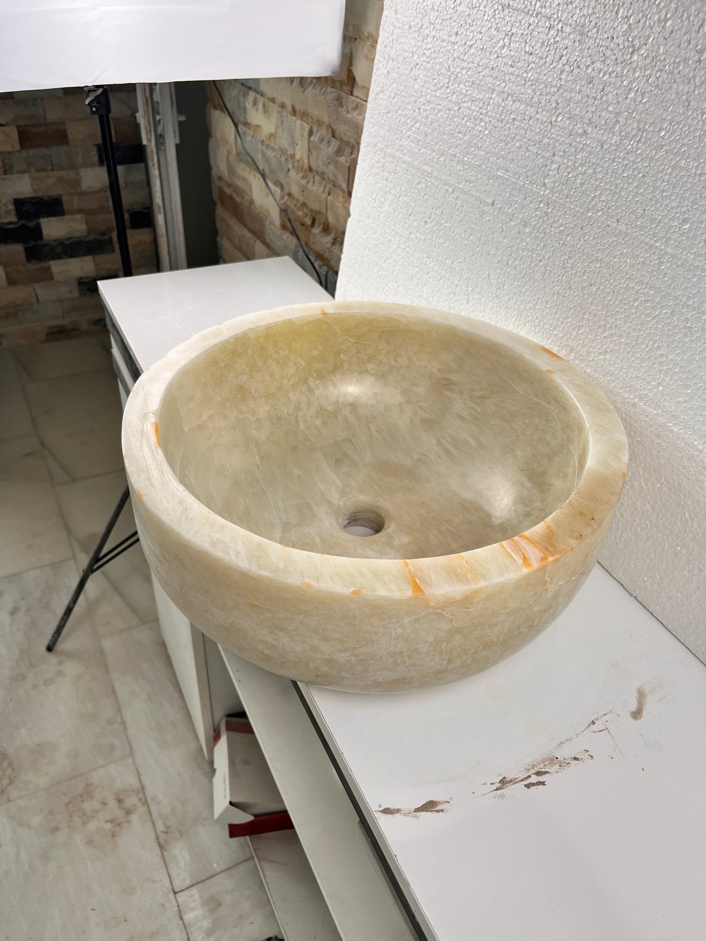 Oniks Mermer Yuvarlak Lavabo – Doğal Taş El Yapımı Oniks Banyo Lavabosu (40×40×15 cm)