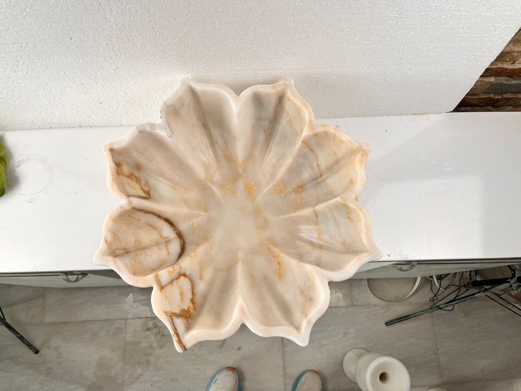 Beyaz Oniks Mermer Çiçek Formlu Lavabo – El Oyması Doğal Taş Banyo Lavabosu | L48×W48×H15 cm