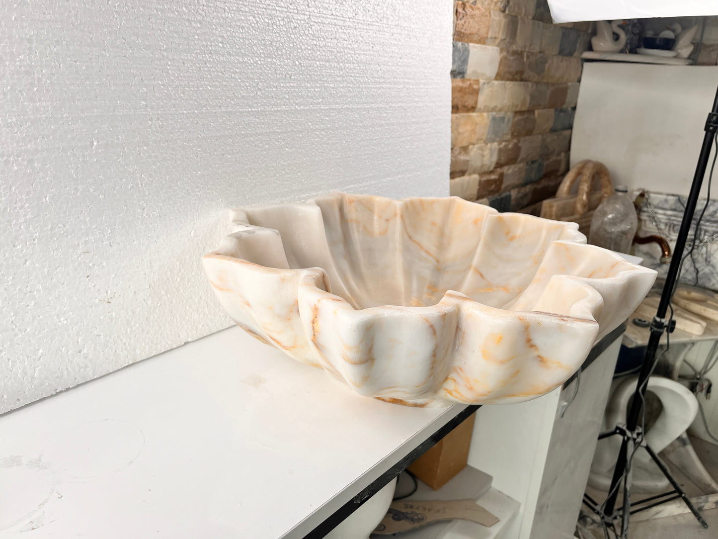 Beyaz Oniks Mermer Çiçek Formlu Lavabo – El Oyması Doğal Taş Banyo Lavabosu | L48×W48×H15 cm