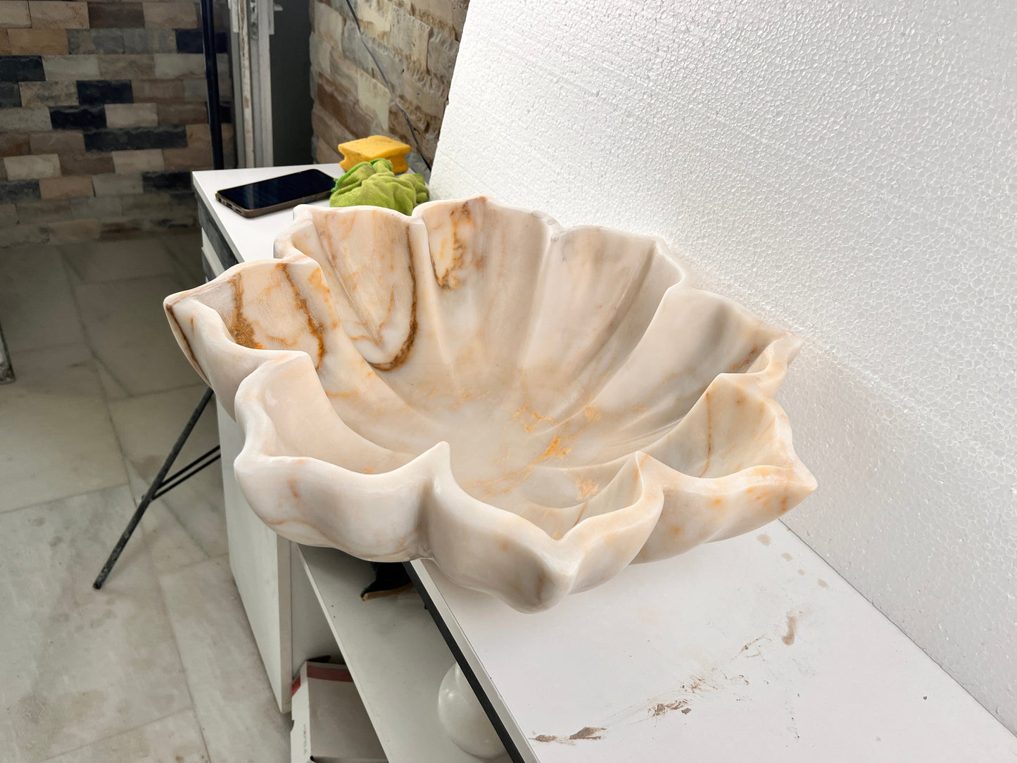 Beyaz Oniks Mermer Çiçek Formlu Lavabo – El Oyması Doğal Taş Banyo Lavabosu | L48×W48×H15 cm