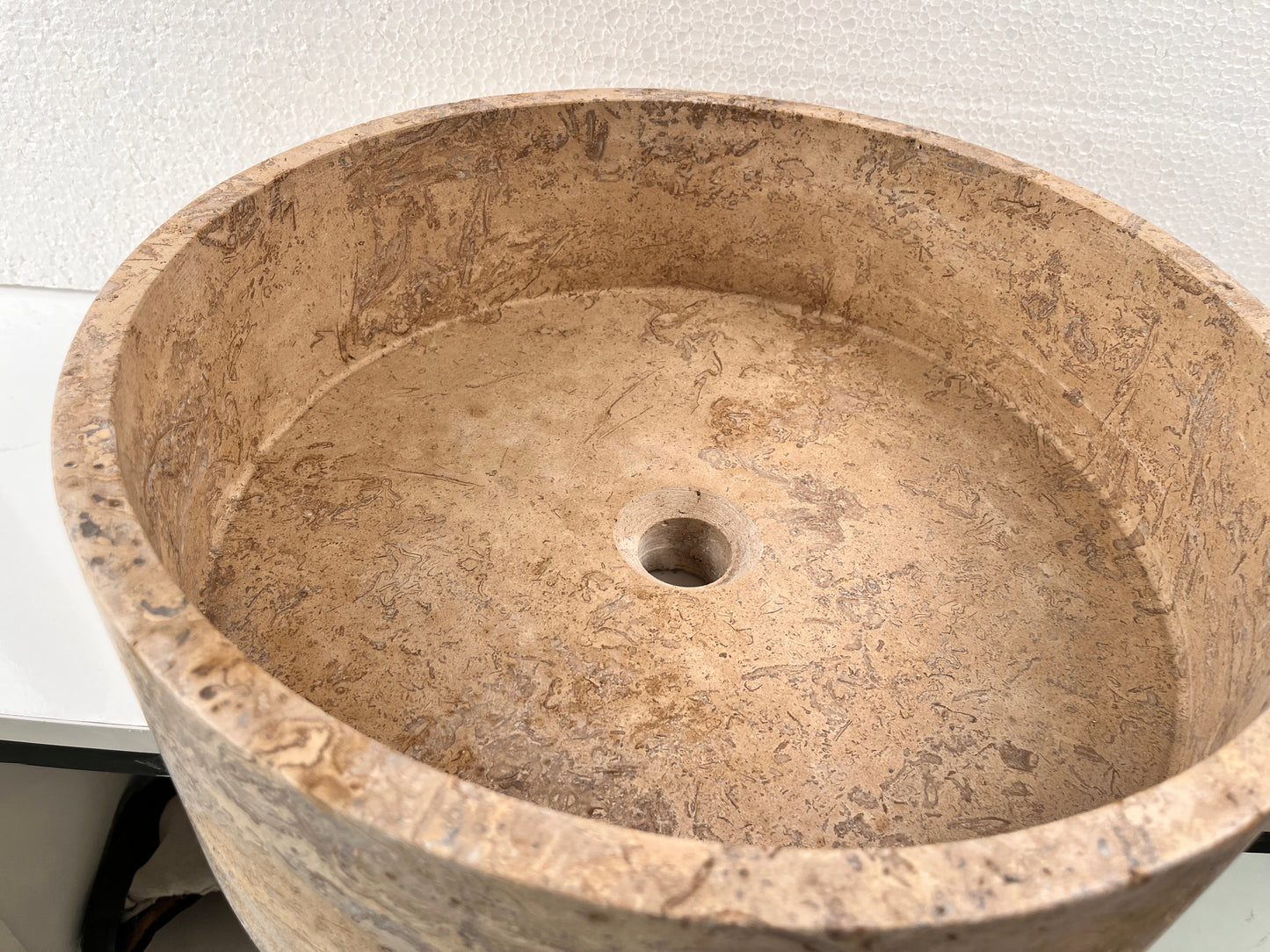 Traverten Marble Lavabo – Doğal Traverten Taş Tezgâh Üstü Banyo Lavabosu (L 43 × W 43 × H 15 cm)