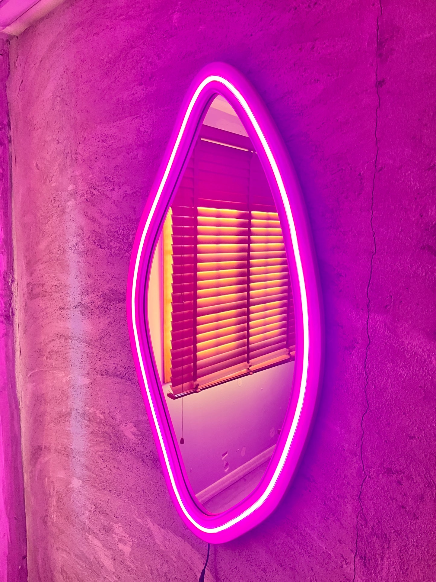 Modern LED Işıklı Dekoratif Duvar Aynası – Organik Tasarım Neon Çerçeveli Ayna