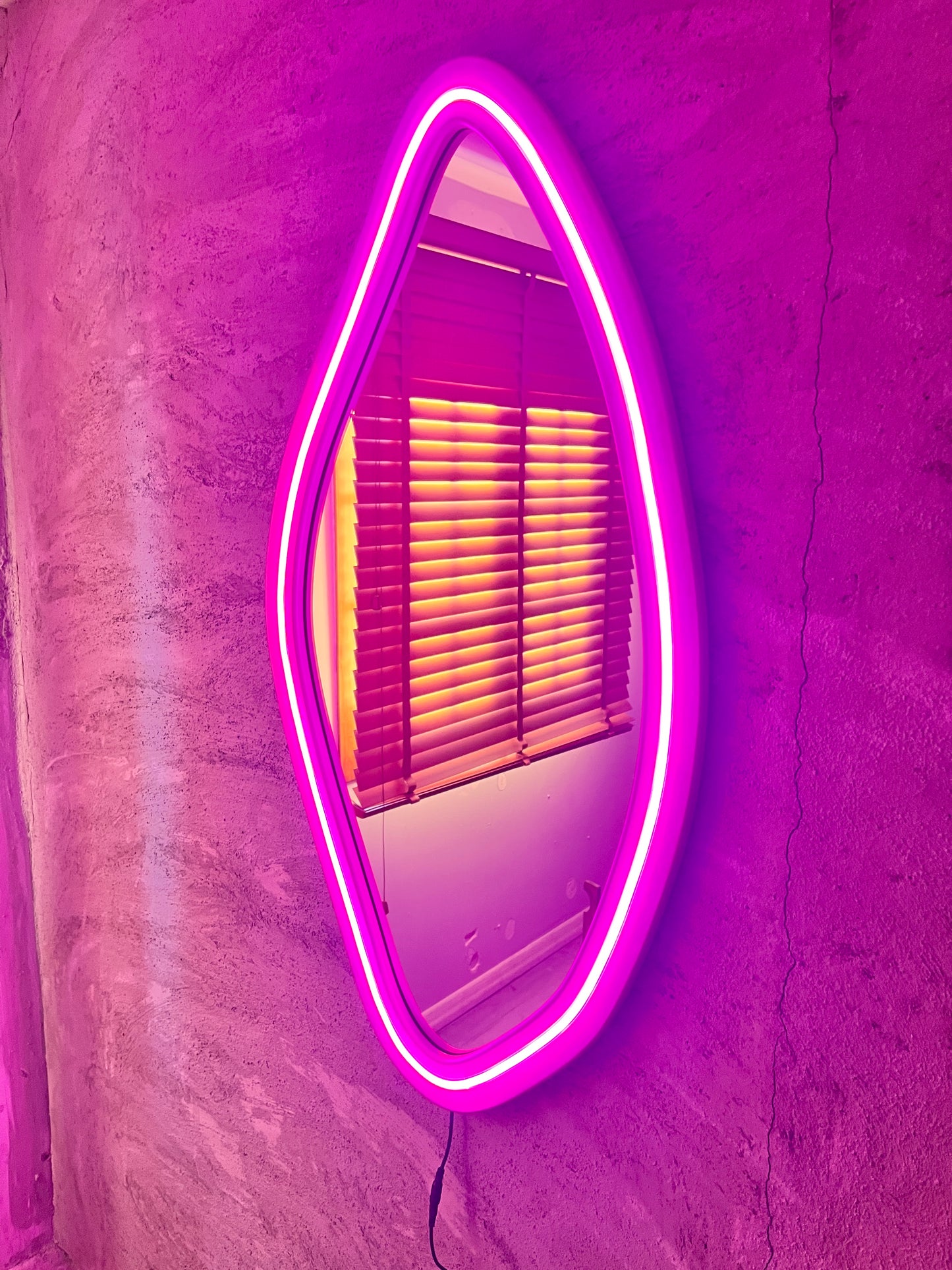 Modern LED Işıklı Dekoratif Duvar Aynası – Organik Tasarım Neon Çerçeveli Ayna