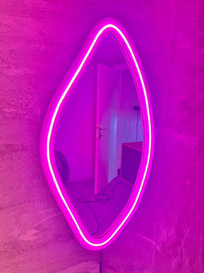 Modern LED Işıklı Dekoratif Duvar Aynası – Organik Tasarım Neon Çerçeveli Ayna
