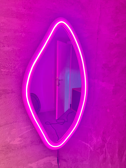 Modern LED Işıklı Dekoratif Duvar Aynası – Organik Tasarım Neon Çerçeveli Ayna