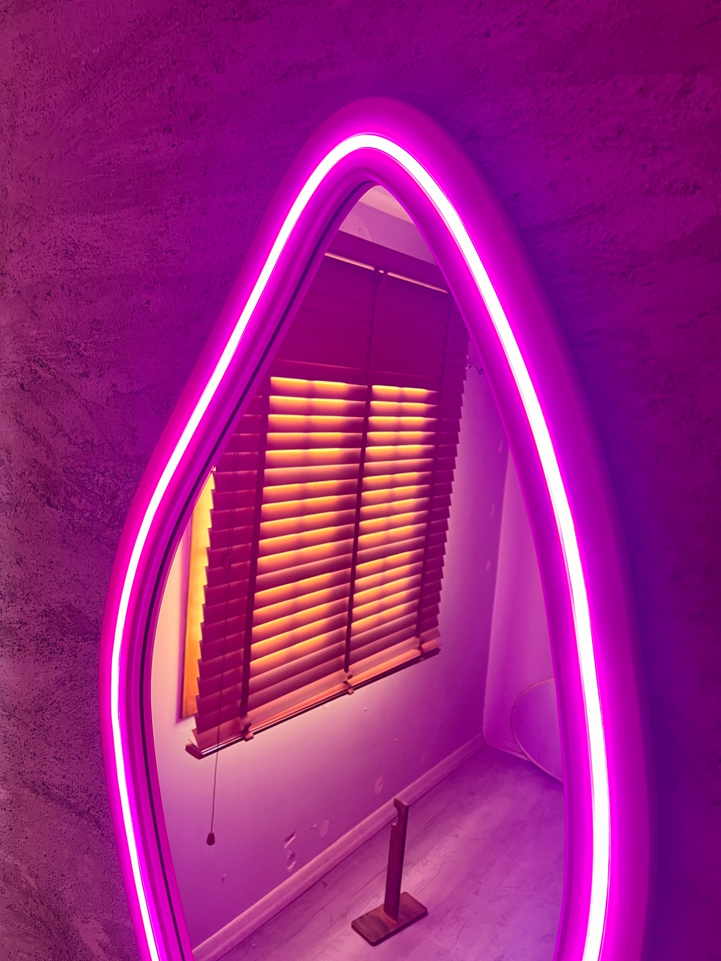 Modern LED Işıklı Dekoratif Duvar Aynası – Organik Tasarım Neon Çerçeveli Ayna