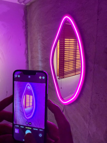 Modern LED Işıklı Dekoratif Duvar Aynası – Organik Tasarım Neon Çerçeveli Ayna