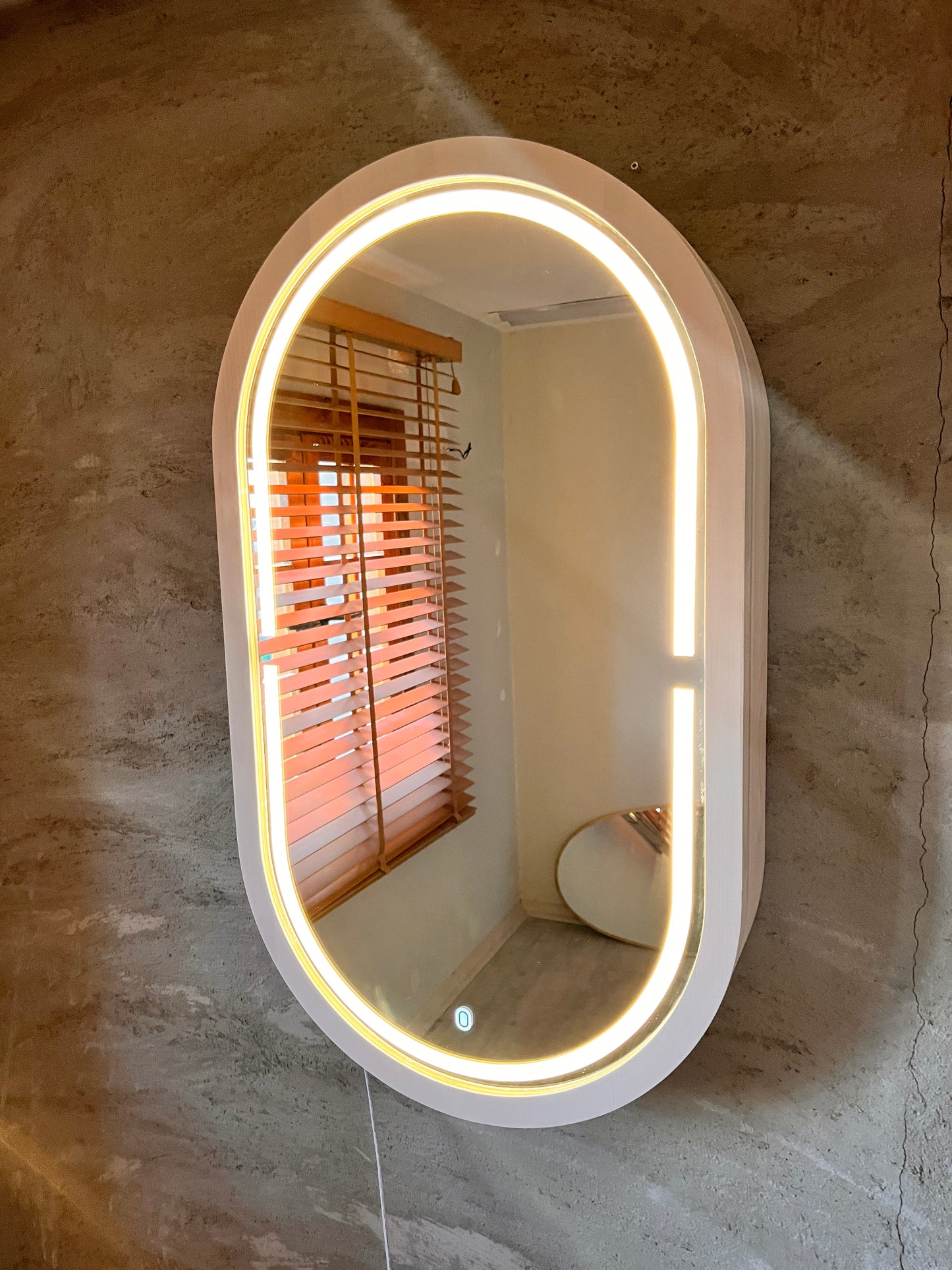 LED Işıklı Dimmable Banyo Aynası Dolaplı – Modern Duvar Tipi Oval Tasarım