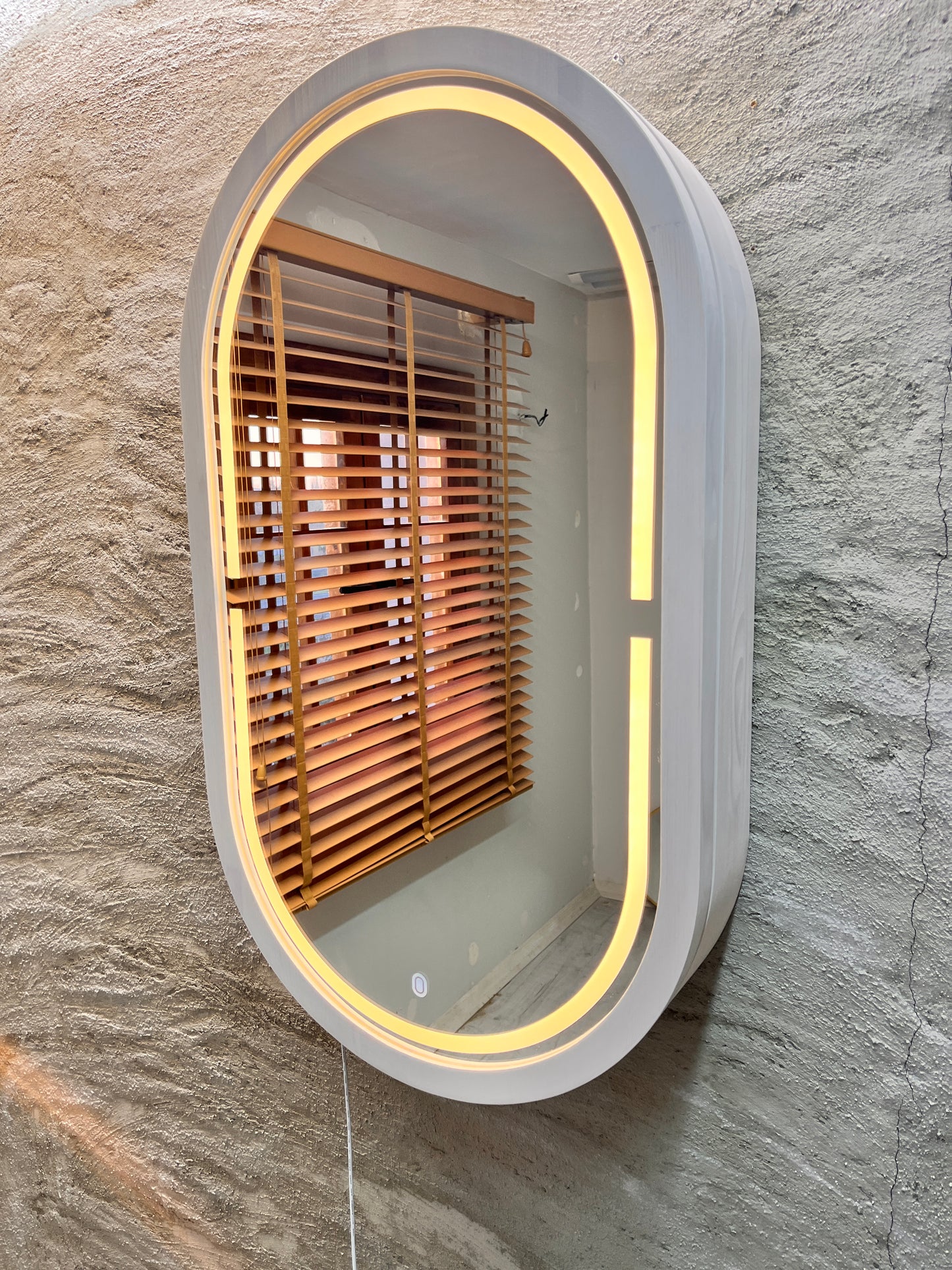 LED Işıklı Dimmable Banyo Aynası Dolaplı – Modern Duvar Tipi Oval Tasarım